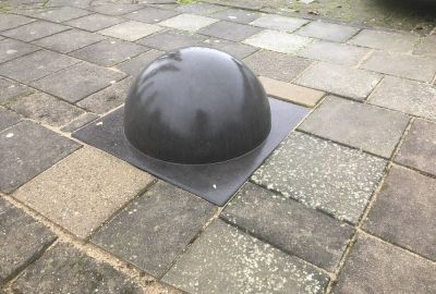 Verkeersgeleidebol grijs nat
