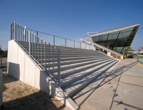 Keerwanden langs trappen tribune voorbeeld Keerwanden langs trappen tribune voorbeeld